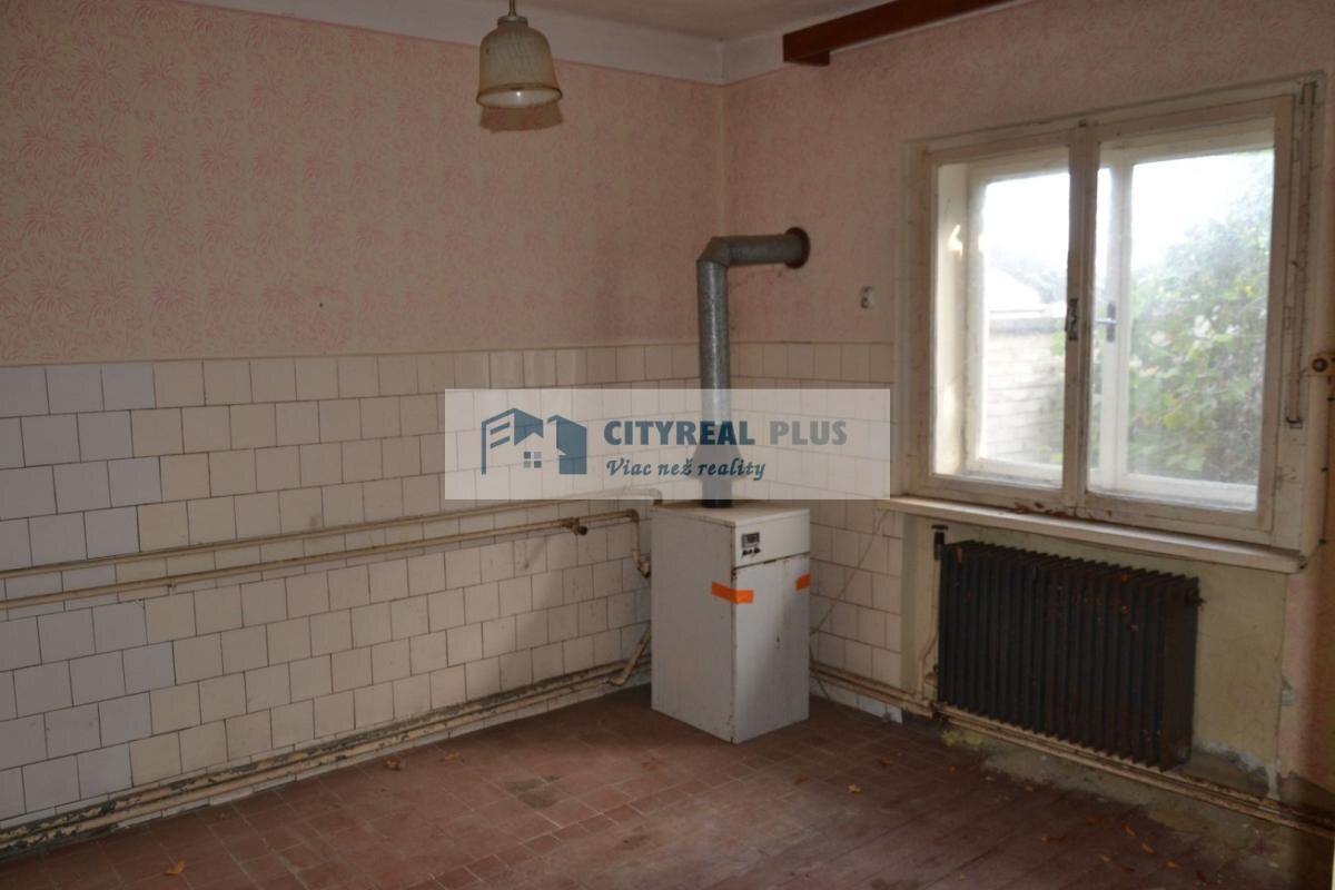 Na predaj starší dvojpodlažný rodinný dom v meste Nové Zámky — foto 9