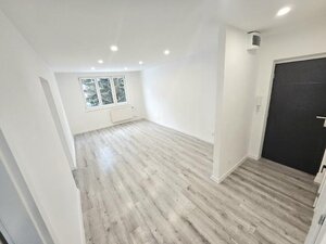 3 izbový byt Bánovce nad Bebravou /CENTRUM/65 m2 / BALKÓN/ PIVNICA — foto 1