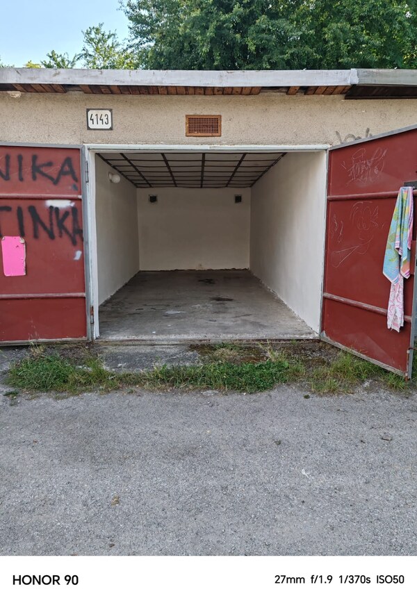 NA PREDAJ MUROVANÁ GARÁŽ S ELEKTRINOU 18 m² ZVOLEN – BLÍZKO CENTRA