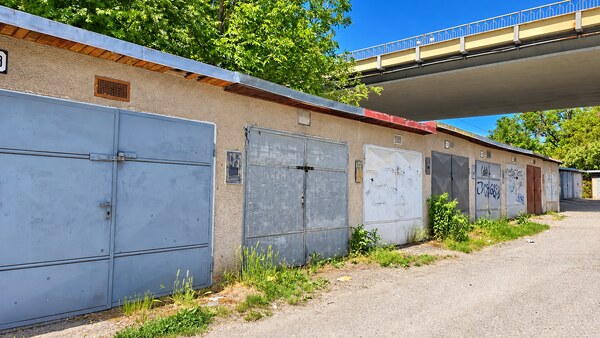 NA PREDAJ MUROVANÁ GARÁŽ S ELEKTRINOU 18 m² ZVOLEN – BLÍZKO CENTRA