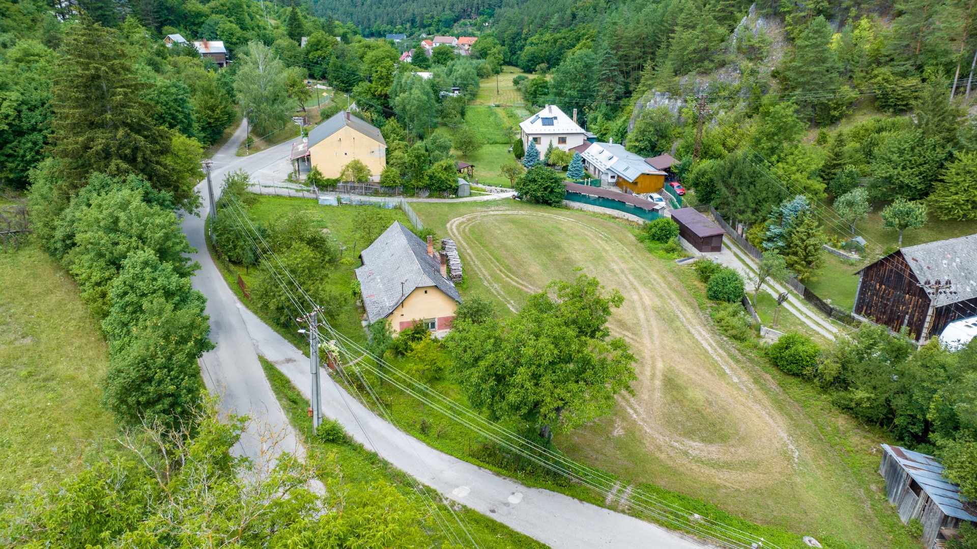 PREDANÉ** Pozemok 1308 m2 s Rodinným domom Košecké Podhradie — foto 2