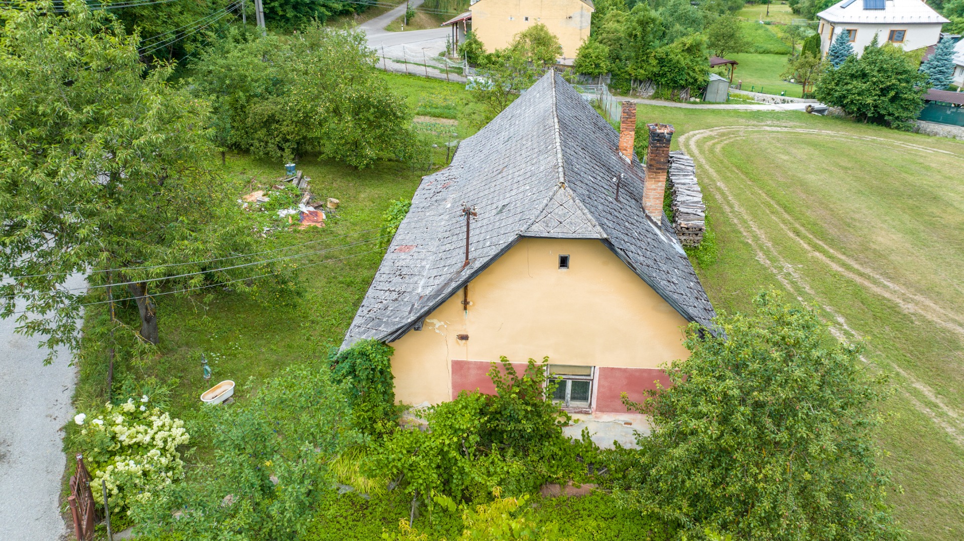 PREDANÉ** Pozemok 1308 m2 s Rodinným domom Košecké Podhradie — foto 3