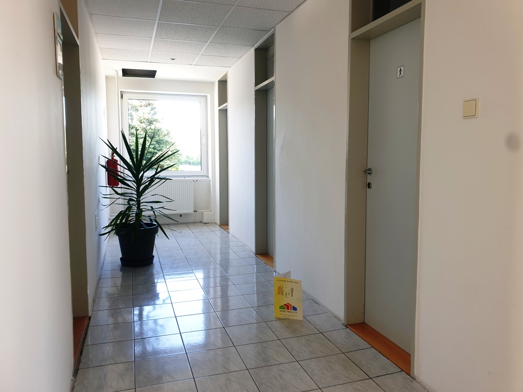 Administratívna budova so sklad. priestormi 1200 m2 - Tr. Bohuslavice — foto 15