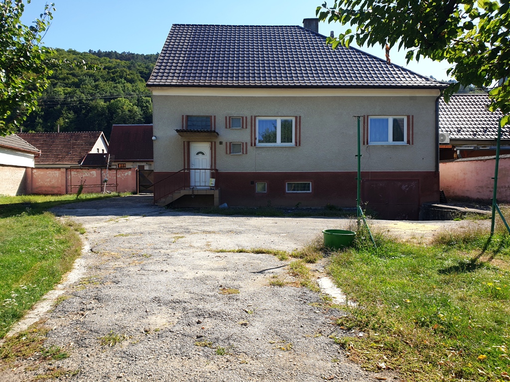2-podlažný rodinný dom 320 m2 s pozemkom 1518 m2 - Bzince p. Javorinou — foto 5