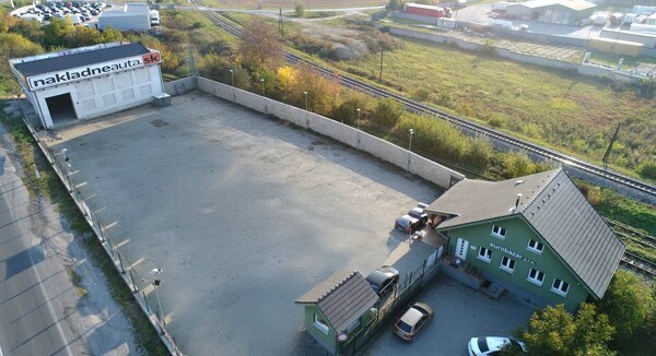 Komerčný areál pri hlavnom ťahu–Bánovce nad Bebravou 2466m2-EXKLUZÍVNE