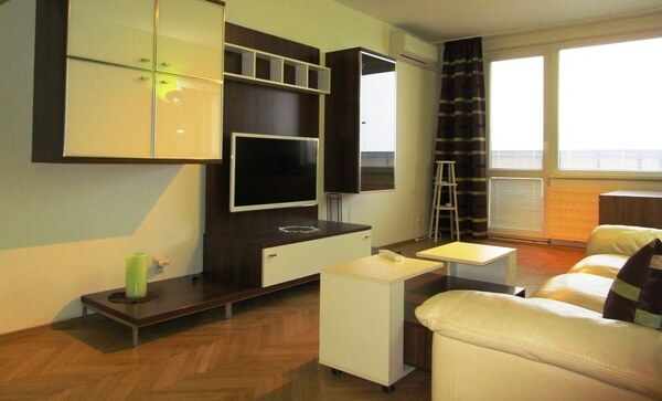 REZERVOVANÉ! Prenájom veľký 2 izbový byt 67m2 s dvomi balkónmi Nitra