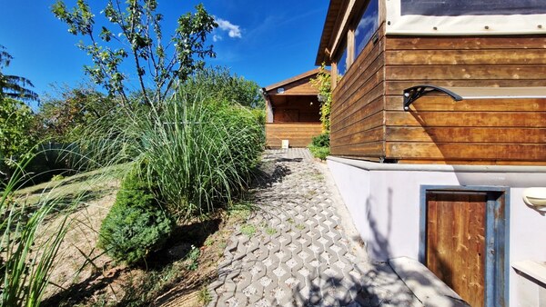 Záhradná chata s príslušenstvom a pozemkom 402 m2 - Nové Mesto n/V