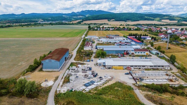Komerčná budova okr. ILAVA, 6 km od diaľnice, pozemok 3700m2 — foto 4