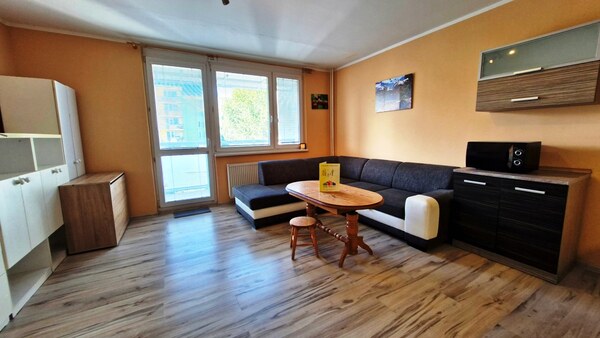 Na predaj priestranná garsónka 34 m2 + veľký balkón - Nové Mesto n/V