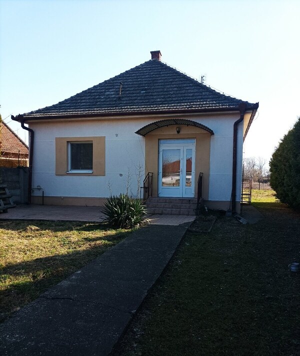 Na predaj Rodinný Dom s pozemkom 2500 m2 vo Vlčanoch.