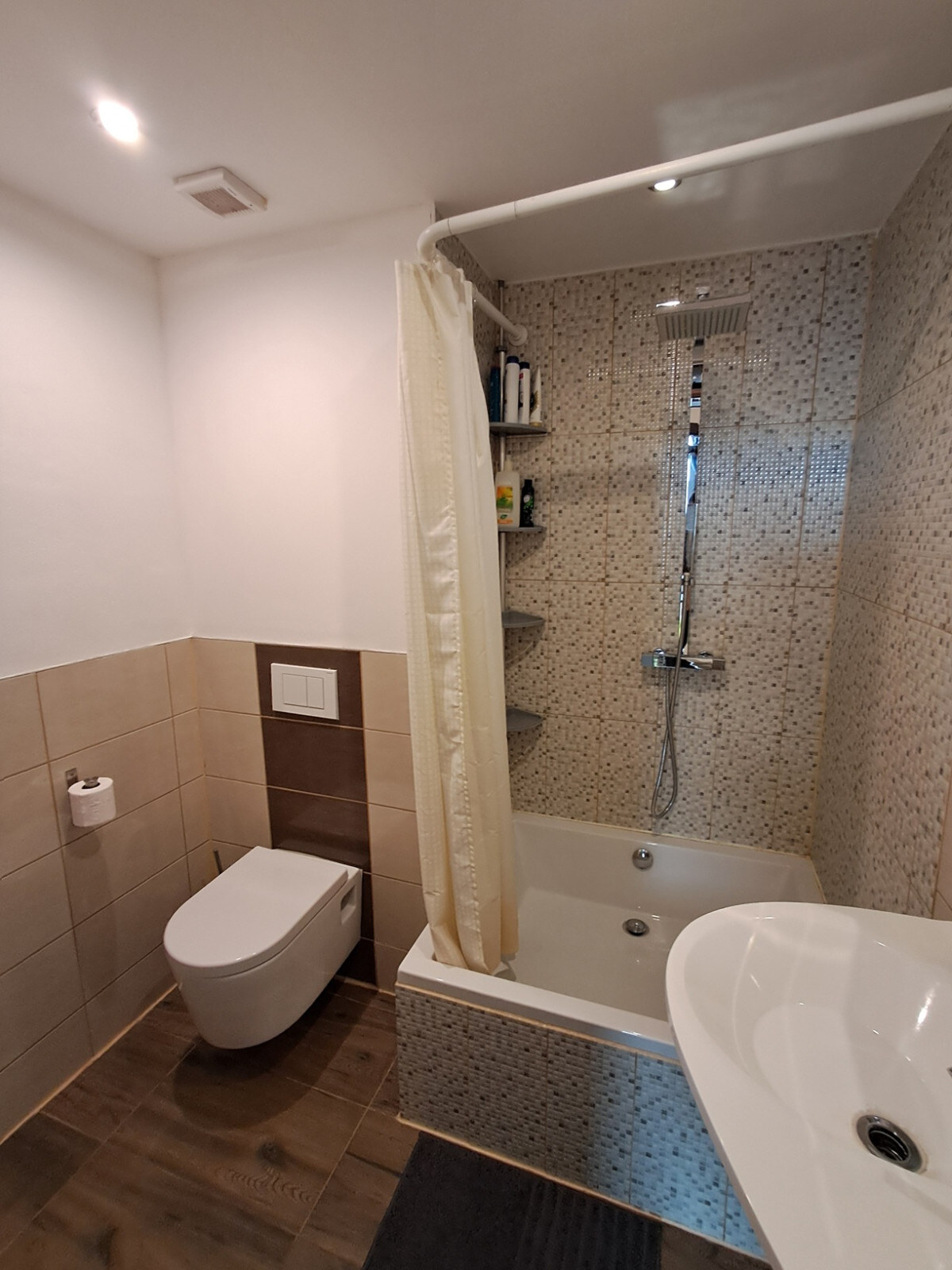 Priestranný priestor s terasou v Rusovciach – bývanie, podnikanie aj investícia v jednom — foto 9