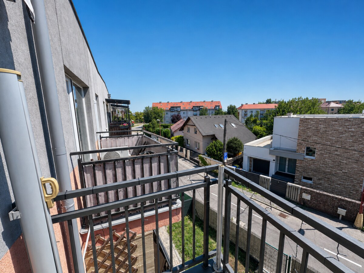 Kompletne zariadený klimatizovaný 2-izbový byt s balkónom, parkovacie miesto — foto 8