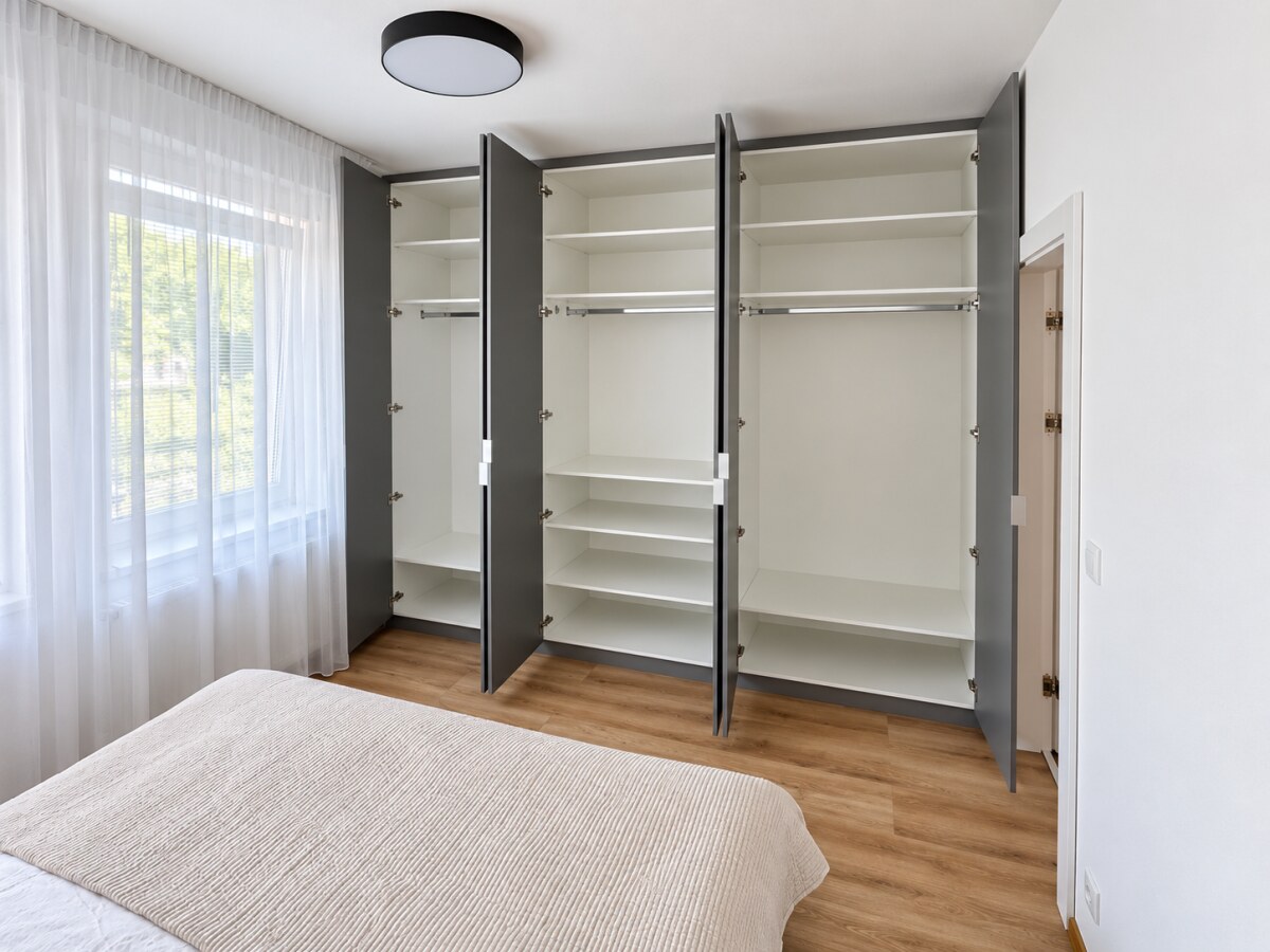 Kompletne zariadený klimatizovaný 2-izbový byt s balkónom, parkovacie miesto — foto 10