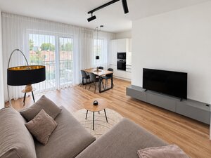 Kompletne zariadený klimatizovaný 2-izbový byt s balkónom, parkovacie miesto — foto 1