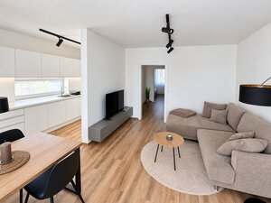 Kompletne zariadený klimatizovaný 2-izbový byt s balkónom, parkovacie miesto — foto 6