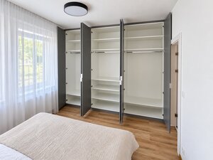 Kompletne zariadený klimatizovaný 2-izbový byt s balkónom, parkovacie miesto — foto 10