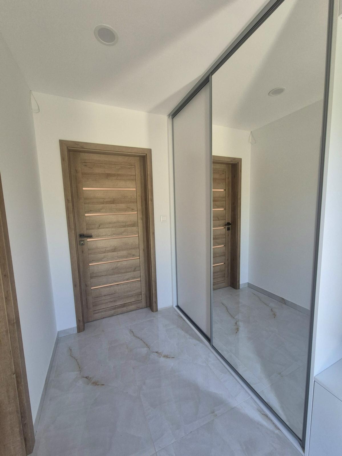 Moderný bungalov v pokojnej lokalite s veľkým pozemkom — foto 6