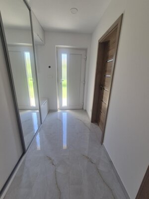 Moderný bungalov v pokojnej lokalite s veľkým pozemkom — foto 8