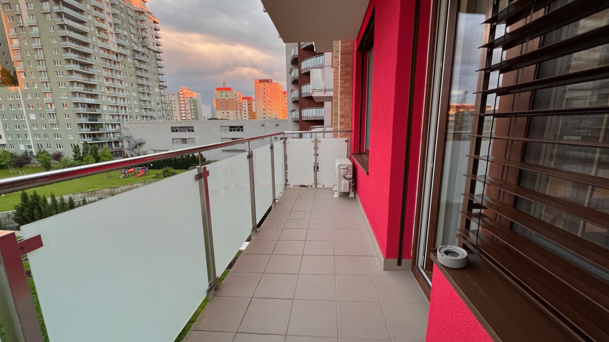 Na prenájom klimatizovaný 2i byt s balkónom, parkovanie — foto 3