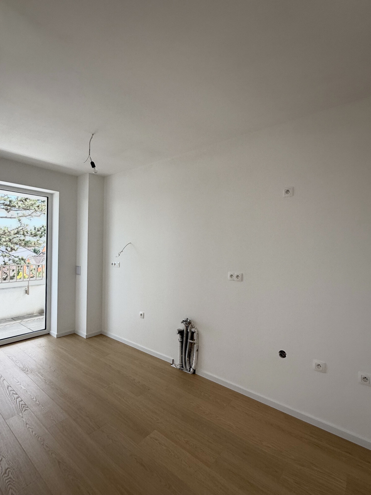 Skolaudované - krásny 3 izb. byt s veľkým balkónom v lukratívnej lokalite — foto 5
