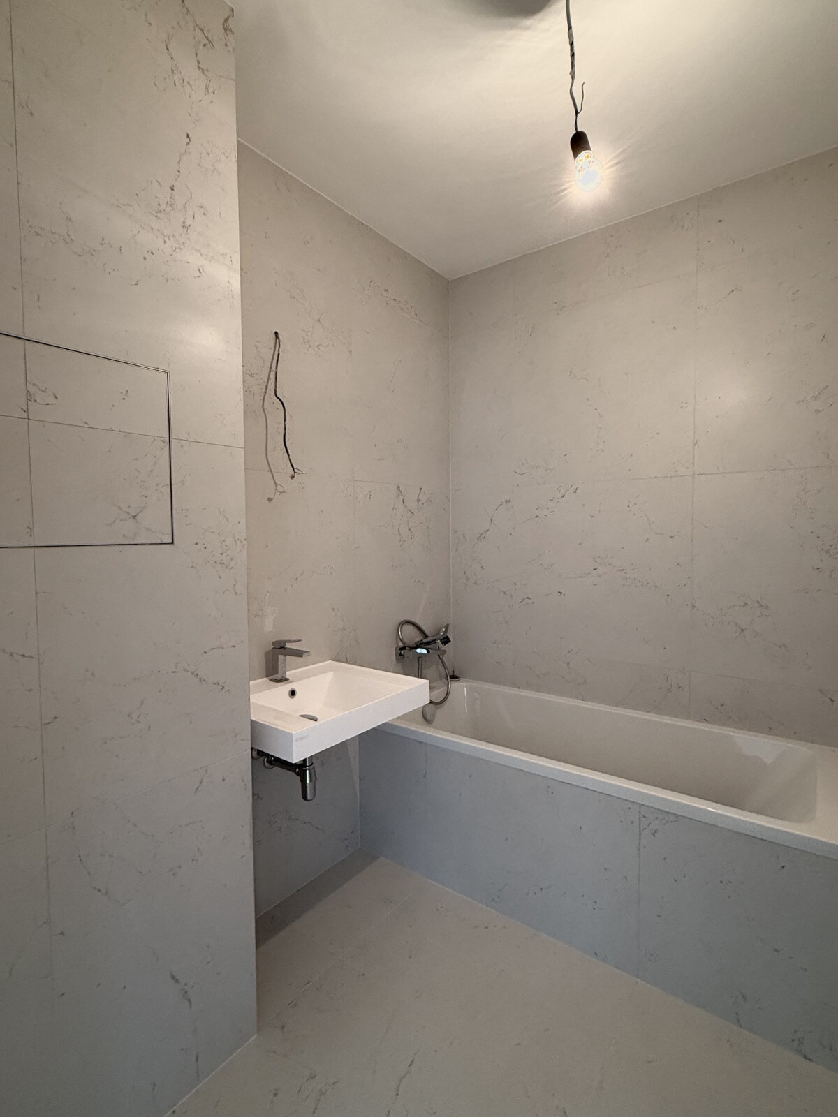 Skolaudované - krásny 3 izb. byt s veľkým balkónom v lukratívnej lokalite — foto 8