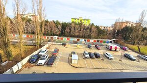1-izbový byt s terasou v projekte VERDENA, r. 2025, zariadený v štandarde — foto 8