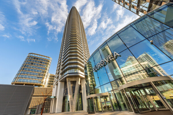 Klimatizovaný 2 izbový byt s terasou v Eurovea Tower, 1x parkovanie