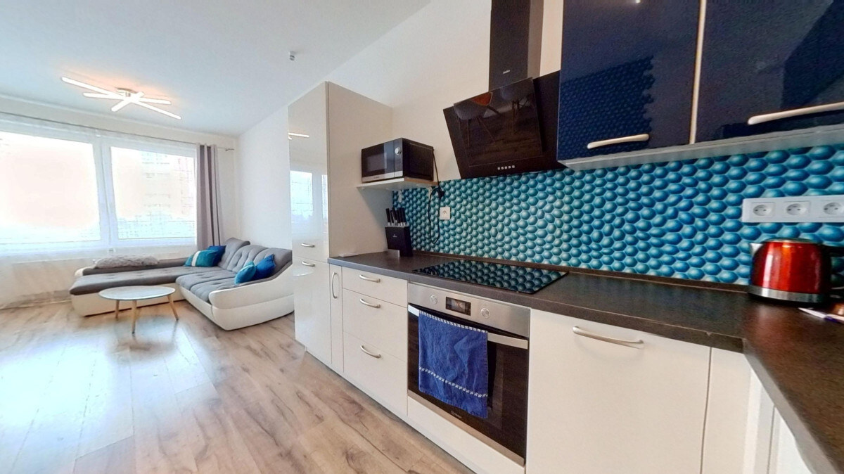 Rezervované - Klimatizovaný 2i byt s balkónom, novostavba 2019, parkovacie miesto — foto 4